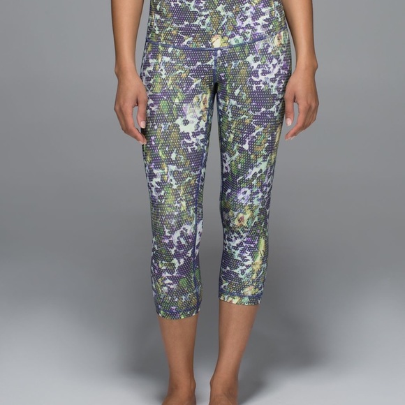 Lululemon size 6 capris - Picture 1 of 3